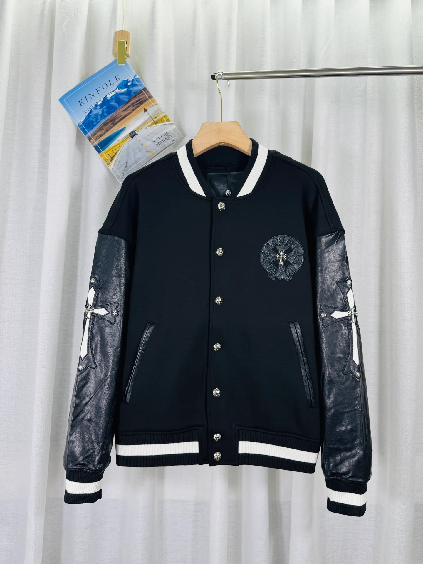 P560 top version, real shot without P, ​​different from market currency) 𝗖𝗵𝗿𝗼𝗺𝗲 𝗛𝗲𝗮𝗿𝘁𝘀/Cro Heart 2025 washed and burned flower patch embroidered autumn and winter new original single counter American patchwork 3D three-dimensional couple casual cardigan plus velvet baseball jacket 👑The highest version! Customized fabric 550g tripe terry fabric! American acid-washed and distressed original fabric, laser burning + leather embroidery, exquisite embroidery of beaded letters!  The best-selling model in the counter, very comfortable to wear. Accessories: original molded and authenticated collar label➕100% silk wash label. Genuine purchase-grade original hangtag➕matching hanging rope➕3D hanging beads➕original packaging bag. Craftsmanship: The original version has consistent wiring! The highest version of the armhole matching technique! Color: Black Size: S M L XL Style No.: 345